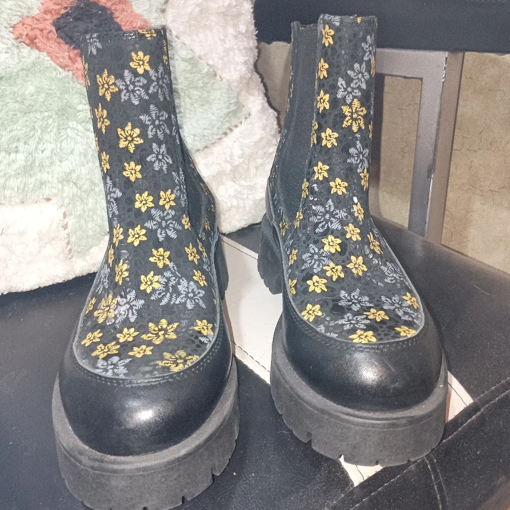 Embassy London Embroidered Floral Patterned Black Boots Chunky Heels EUC - Picture 2 of 11